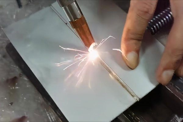 手持式激光焊接機(jī)與傳統(tǒng)焊接機(jī)比有什么優(yōu)勢(shì)？